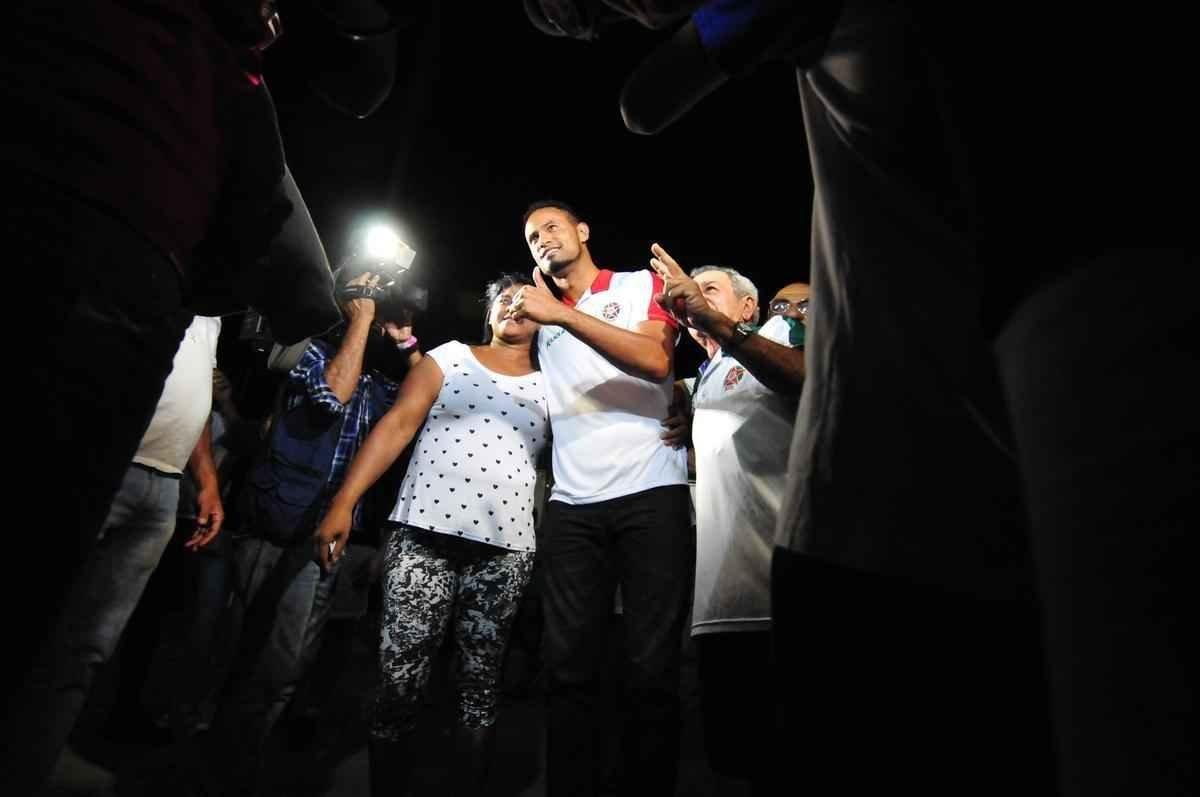 Goleiro Bruno foi ao jogo do Boa Esporte contra o Arax, pelo Mdulo II do Mineiro, e recebeu tratamento de celebridade no Estdio Dilzon Melo, em Varginha. Tirou fotos e foi abraado por torcedores