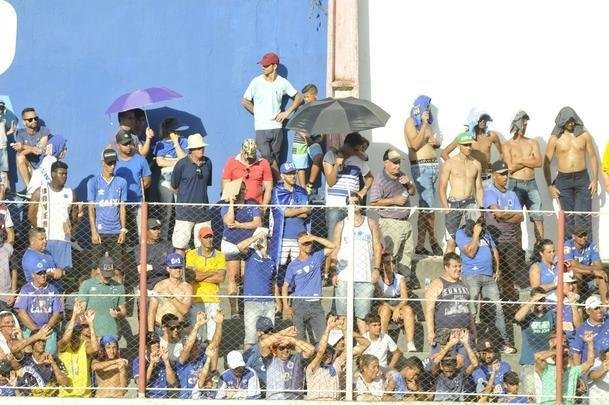 Torcidas de Cruzeiro e Guarani lotaram estdio Fario e casas do entorno, em Divinpolis, para assistir ao duelo de abertura do Campeonato Mineiro 2019