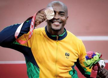 Atleta brasileiro faturou medalha de bronze no arremesso de peso na classe F37 e explica sobre o uso do termo 'superar'