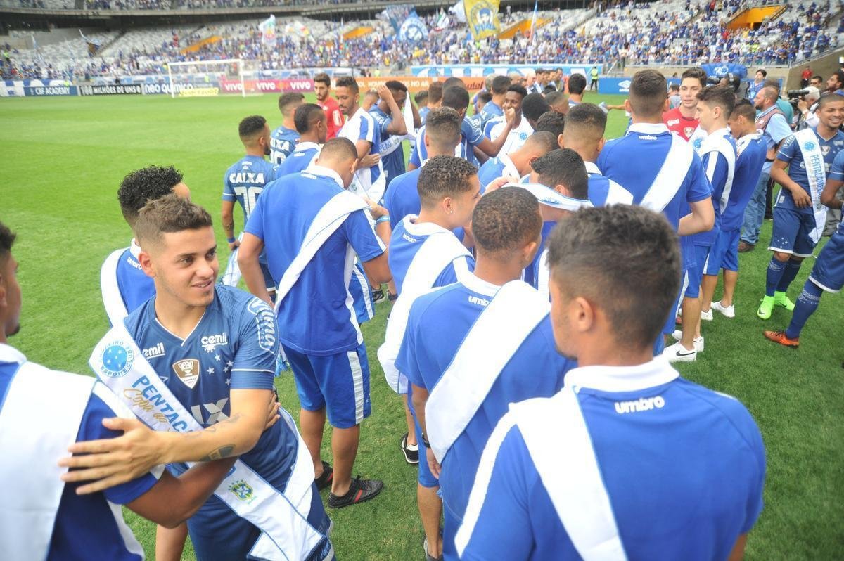 Time jnior, que ganhou o Campeonato Brasileiro e a Supercopa Sub-20, trocou faixa com equipe profissional, detentora do ttulo da Copa do Brasil de 2017. Cerimnia aconteceu antes da partida deste domingo contra o Vasco, no Mineiro, pela 37 rodada da Srie A (Leandro Couri/EM D.A Press)