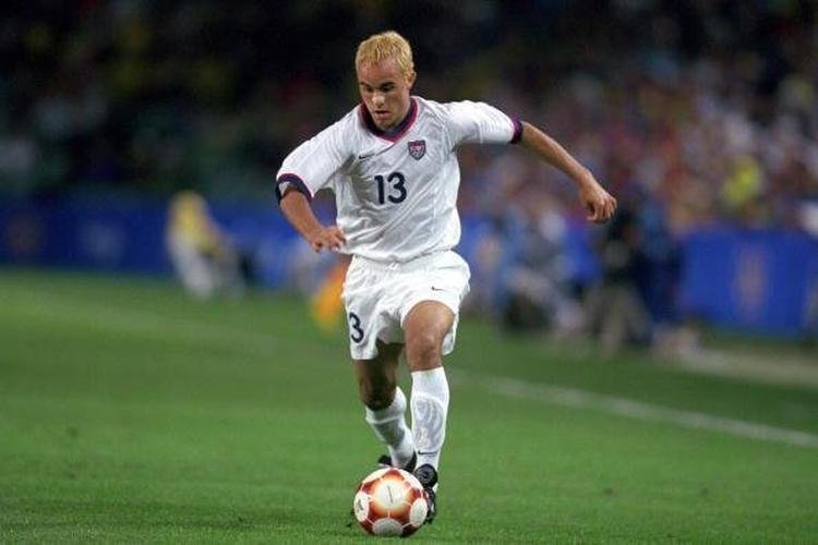 Meia Landon Donovan em ao pelos Estados Unidos em Sydney-2000; equipe estadunidense ficou na quarta posio ao perder a disputa pelo bronze para o Chile