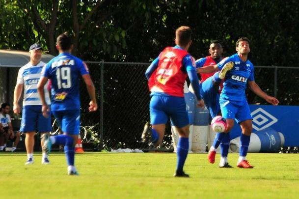 Sem Thiago Neves, que est com desgaste na panturrilha, Mano Menezes escalou o time titular do Cruzeiro no coletivo com Fbio; Lucas Romero, Leo, Murilo e Egdio; Henrique e Ariel Cabral; Robinho, Arrascaeta e Rafinha; Fred. Os reservas atuaram com Rafael; Arthur, Digo, Manoel e Marcelo Hermes; Lucas Silva, Nonoca e Bruno Silva; Rafael Marques, Rafael Sobis e Judivan