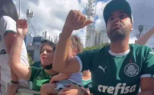 Torcida do Palmeiras apoiou time na chegada a So Paulo
