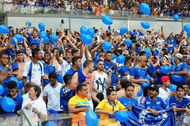 Imagens da torcida do Cruzeiro no clssico contra o Atltico, no Mineiro