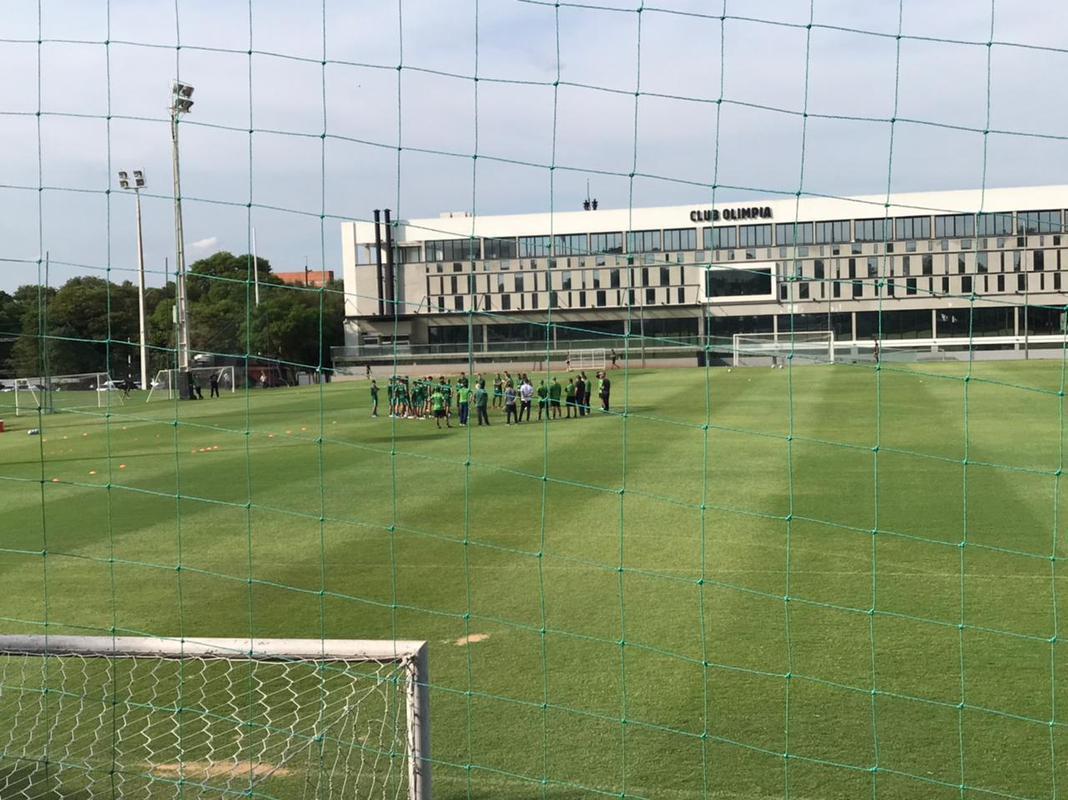 Fotos do treino do Amrica no CT do Olimpia, do Paraguai, nesta tera-feira (01/03). Coelho enfrenta o Guaran pela partida de volta da segunda fase da Copa Libertadores nesta quarta (02/03).