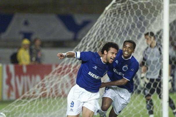 Fred em ação pelo Cruzeiro entre 2004 e 2005