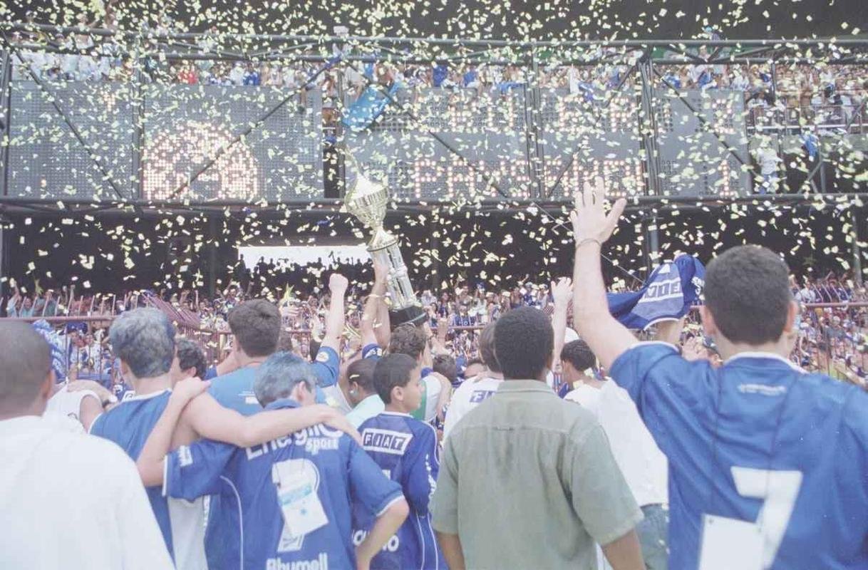 Depois da vitria por 2 a 1 sobre o Paysandu naquele 30 de novembro, no Mineiro, resultado que confirmou o ttulo brasileiro de 2003 com duas rodadas de antecedncia, jogadores do Cruzeiro, comisso tcnica e diretoria promoveram uma grande festa no gramado. Sem a taa oficial da CBF, o elenco deu a volta olmpica com trofus simblicos. Os mais de 75 mil presentes festejaram a indita Trplice Coroa no futebol brasileiro. Antes, o clube celeste j havia conquistado o Campeonato Mineiro de forma invicta e a Copa do Brasil.