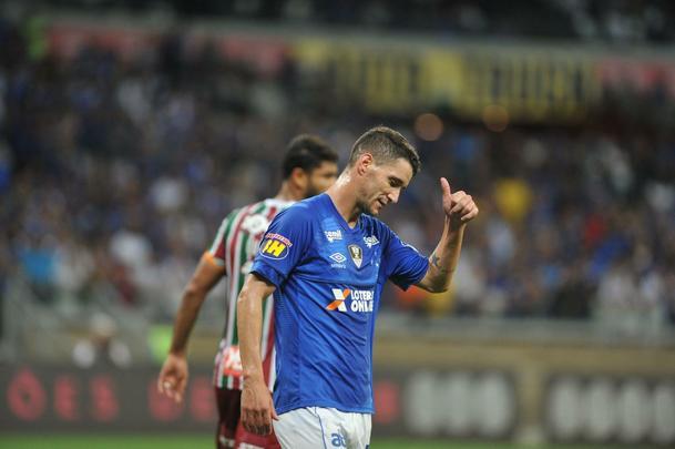 Cruzeiro derrotou Fluminense por 2 a 1, com gols de Raniel e Ayrton Lucas (contra); Henrique, tambm contra, descontou para os cariocas
