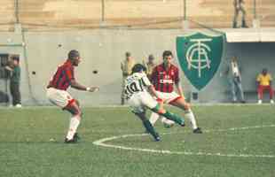 Celso e George Weah marcaram os gols do empate por 1 a 1 entre América e Milan, no Independência