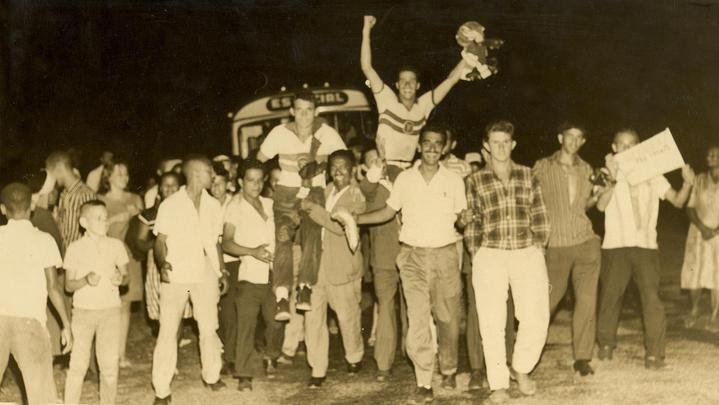 Fotos da carreira do polmico tcnico Yustrich, o Homo