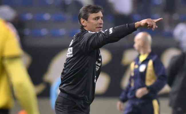 Técnico Fabián Bustos fez questão de defender os jogadores