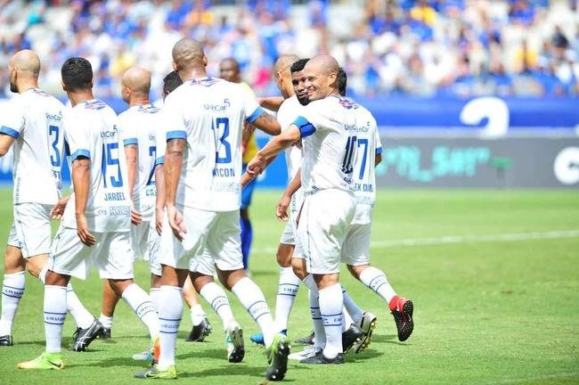 Cruzeiro: time campeo da Trplice Coroa de 2003 venceu equipe de masters por 2 a 1, neste domingo, em jogo festivo realizado no Mineiro