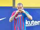 Daniel Alves deseja volta de Messi ao Barça e diz que contrataria Mbappé