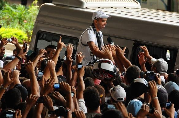 Diego Tardelli nos braos da torcida do Atltico, na chegada a Confins.
Atacante assinar contrato de quatro anos com o clube