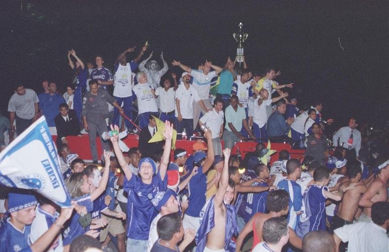 Em 30 de novembro de 2003, o Cruzeiro venceu o Paysandu por 2 a 1, no Mineiro, e confirmou o bicampeonato brasileiro. Logo depois da partida, jogadores, comisso tcnica e diretoria desfilaram em carro aberto pelas ruas de Belo Horizonte e levaram milhares de torcedores ao delrio.