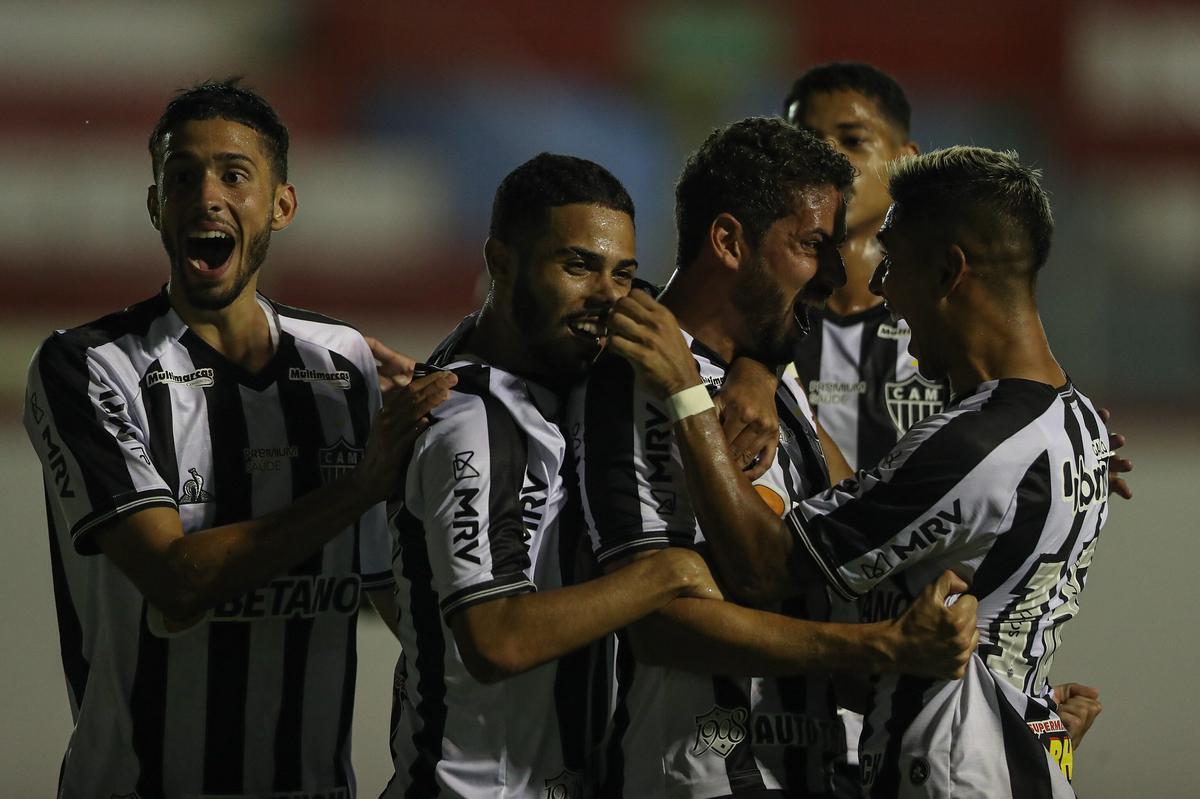 Tombense e Atlético se enfrentaram nesta quinta-feira (4), em partida válida pela 2ª rodada do Campeonato Mineiro. O confronto foi realizado no Estádio Antônio Guimarães de Almeida, em Tombos. No primeiro tempo, uma queda de energia paralisou a partida por cerca de 20 minutos.