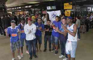 Meia Jlio Baptista chegou a Belo Horizonte na manh desta sexta-feira e foi recebido com festa pelos torcedores do Cruzeiro no Aeroporto de Confins.  