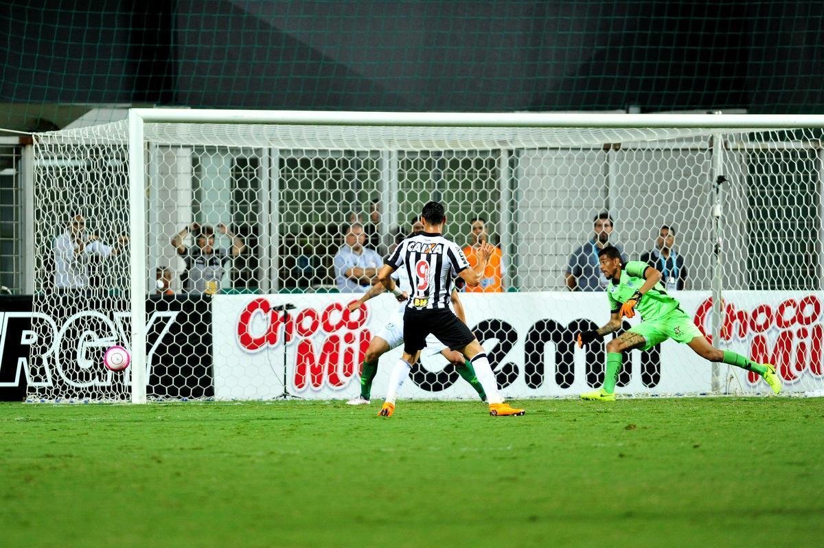 Fotos do primeiro tempo do clssico entre Atltico e Amrica, no Independncia, pela semifinal do Mineiro