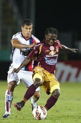 Em 2013, ano do ttulo do Atltico, Yimmi Char defendia o Tolima, da Colmbia. Ele ajudou a equipe a eliminar o Universidad Csar Vallejo, do Peru. Char foi titular nos dois jogos: 1 a 0 em casa e 1 a 1 fora.