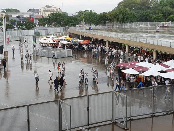 Torcedores do Atlético no entorno do Mineirão antes do jogo contra o Corinthians. Tarde/noite de chuva, trânsito ruim e filas longas no Gigante da Pampulha