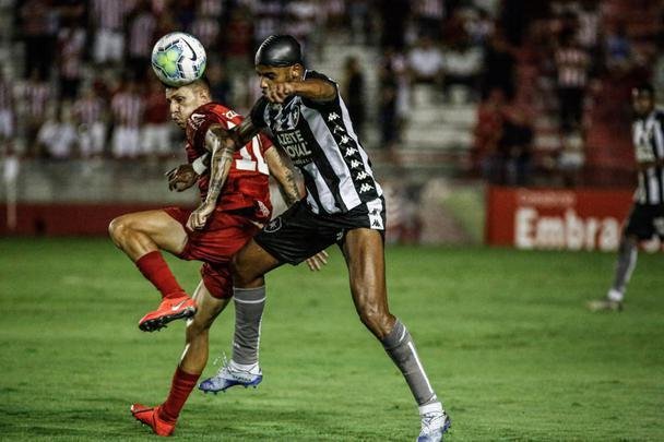 Náutico foi melhor no primeiro tempo e terminou a etapa inicial vencendo pelo placar de 1 a 0, com gol do meia Jean Carlos.