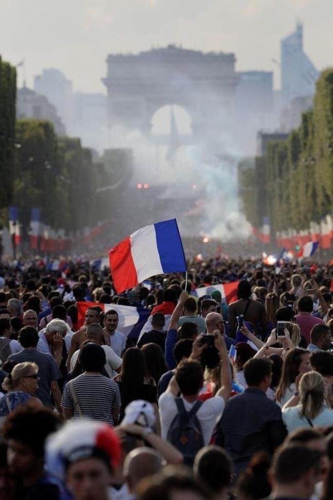 Torcedores franceses tomaram principais pontos tur�sticos e avenidas de Paris para celebrar o bi mundial