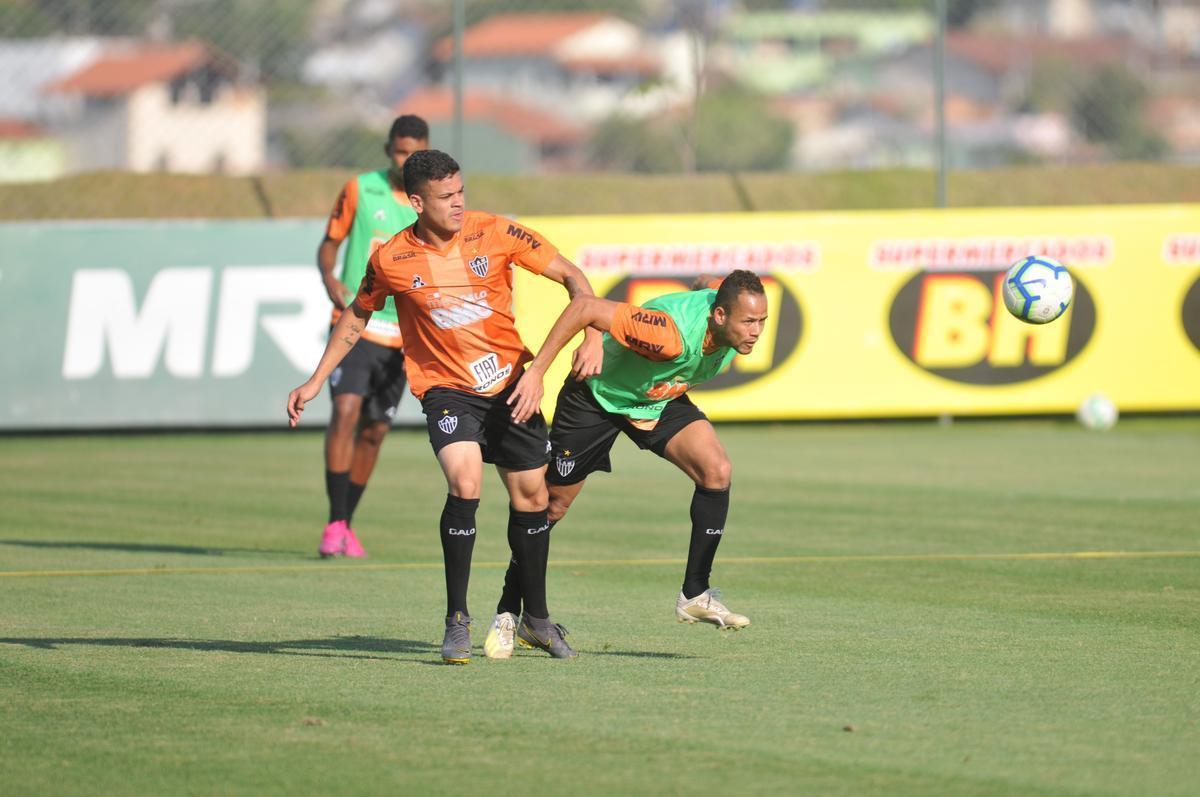 Tarde na Cidade do Galo teve entrevista de Di Santo, pronunciamento de Rui Costa e treino