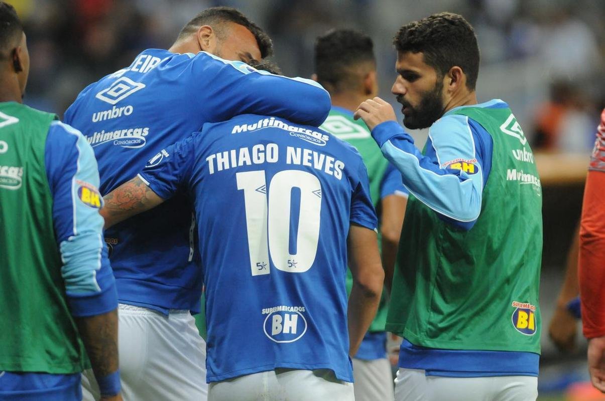 No segundo tempo, Cruzeiro perdeu pnalti com Sass, mas chegou  virada em nova cobrana, dessa vez bem executada por Thiago Neves: 2 a 1