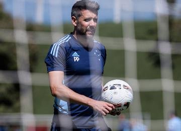 Enquanto jogador, Pezzolano jogou por Rentistas, Athletico-PR, Defensor, Peñarol, Liverpool-URU, Mallorca-ESP, Hangzhou Greentown-CHI, Necaxa-MEX e Torque