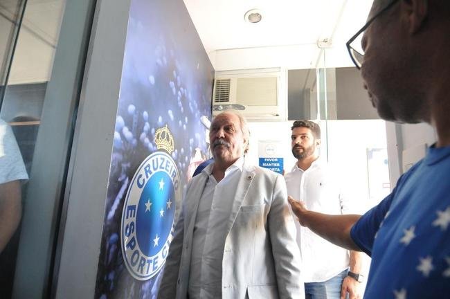 Rogrio Ceni concedeu entrevista coletiva e comandou o primeiro treinamento