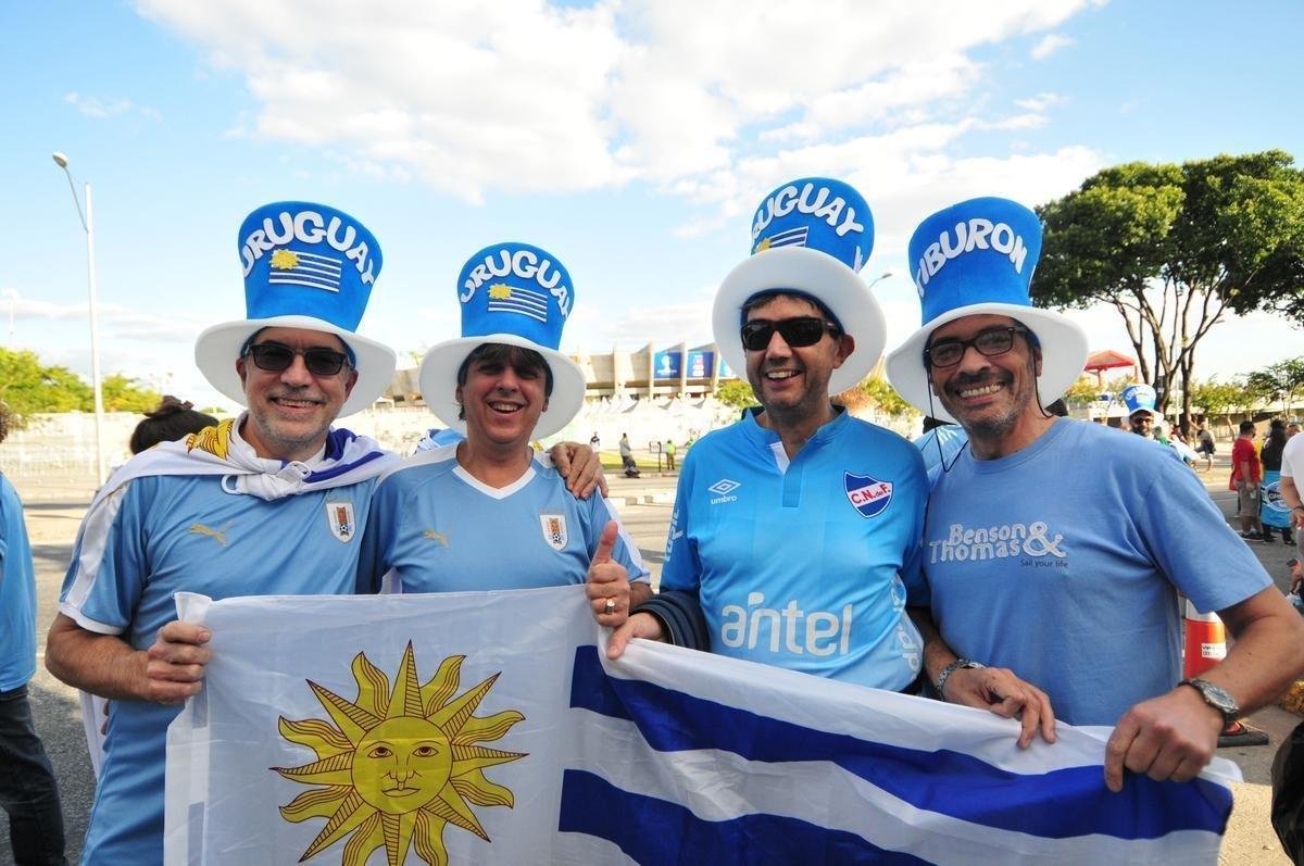 Torcedores nos arredores do Mineiro antes de Uruguai x Equador