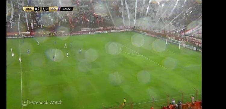 Pingos de chuva atrapalharam qualidade da transmisso da Conmebol, do jogo entre Huracn e Cruzeiro, pelo Facebook Watch