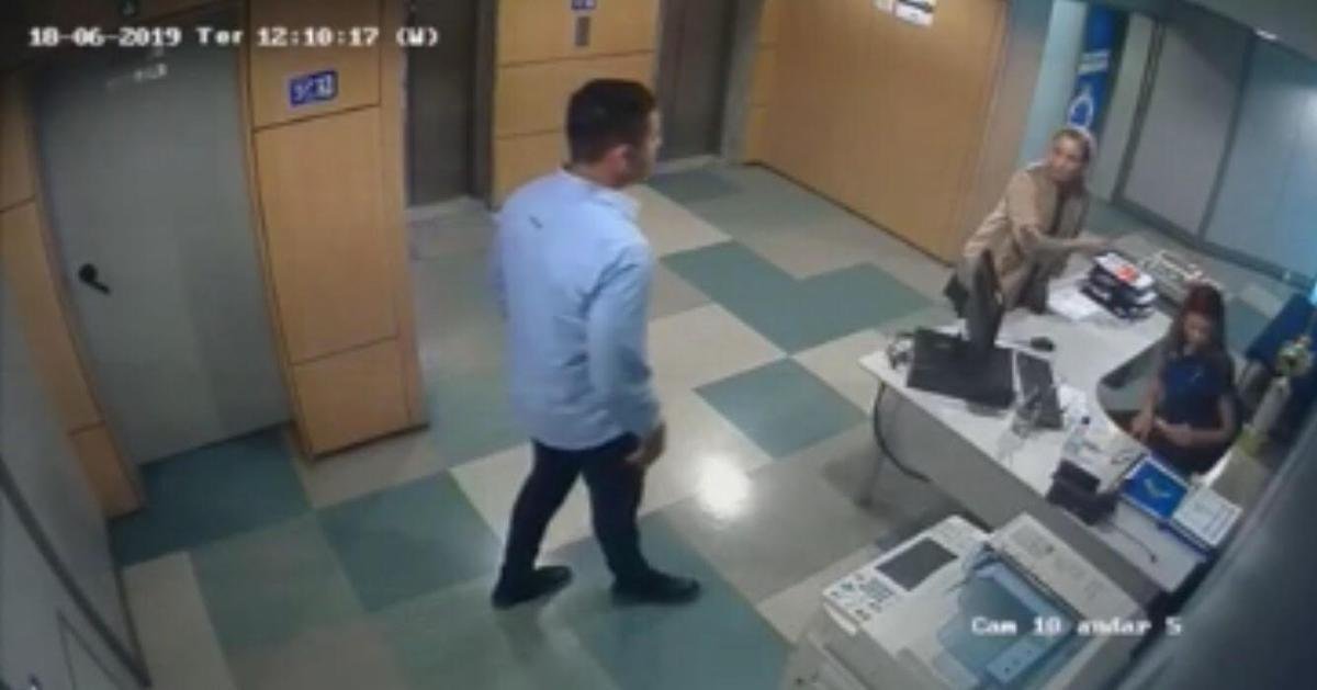 2/8 - DEMISSES NO CONSELHO: presidente Wagner Pires de S demitiu do clube a secretria Hellen Caroline Carvalhais Rocha e o assessor Rogrio Nunes de Oliveira, ambos do gabinete de Zez Perrella no Conselho Deliberativo. Embora clube tenha alegado corte de despesas, motivao teria sido atritos nos bastidores entre o Perrella e Wagner.