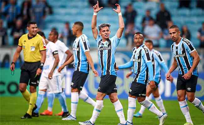 Grêmio marcou logo no começo, com Biel, e se manteve no G4 da Série B