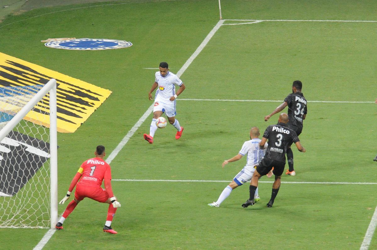 Ainda no primeiro tempo, Cruzeiro ampliou com gol de Arthur Caike