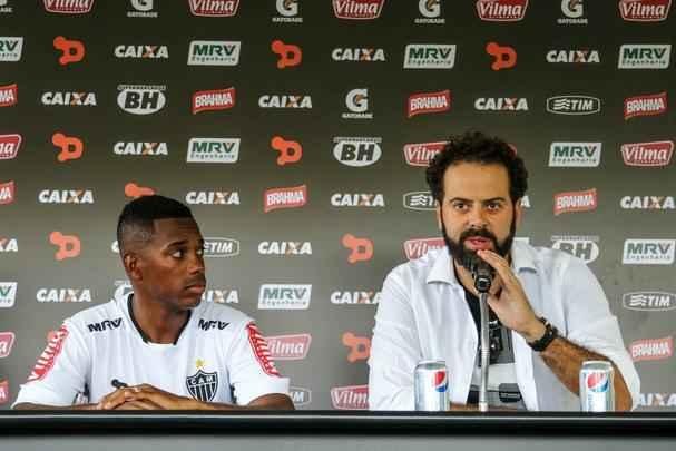 Confira imagens da chegada e da apresentao de Robinho no Atltico