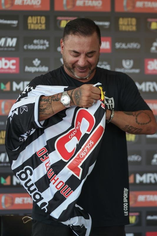 O técnico argentino 'El Turco' Mohamed foi apresentado pelo Atlético nesta terça-feira (25/01) ao lado do presidente do clube, Sérgio Coelho.