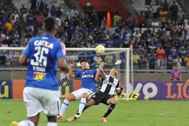 Veja imagens de Cruzeiro x Figueirense, que fizeram jogo movimentado no Mineiro