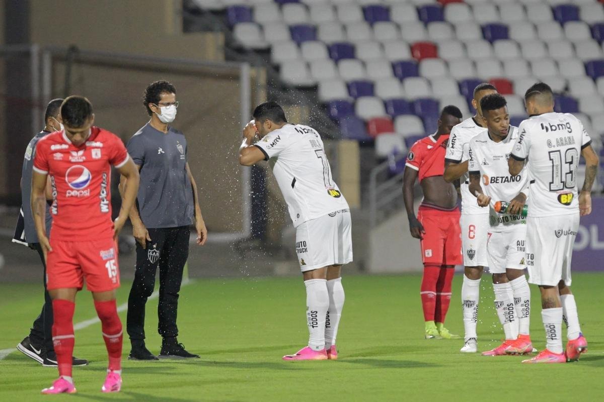 Realizao do jogo entre Amrica de Cli e Atltico no Estdio Romelio Martinez, em Barranquilla, pela Copa Libertadores, indignou manifestantes que protestam contra o governo do presidente Ivn Duque. Pas vive caos social, com greves, paralisaes, manifestaes violentas e choques com a polcia. Ainda assim, Conmebol confirmou partida, o que gerou revolta.
