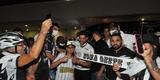 Jogadores e comiss�o t�cnica do Atl�tico foram recepcionados por dezenas de torcedores no Aeroporto Internacional de BH, em Confins, ap�s o t�tulo da Supercopa sobre o Flamengo, em Cuiab�. Hulk foi um dos jogadores mais assediados pelos atleticanos.