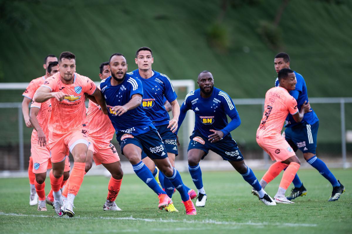 Imagens do jogo-treino entre Cruzeiro e Bolívar, neste sábado (20/2), na Toca da Raposa II. Time celeste venceu por 1 a 0