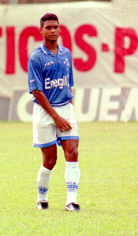O volante Donizete Oliveira defendeu o Cruzeiro entre 1996 e 2000 e participou de grandes conquistas: Copa Libertadores da Amrica (1997), Recopa Sul-Americana (1998), Copa do Brasil (2000), Campeonato Mineiro (1996, 1997, 1998) e Copa dos Campees Mineiros (1999).