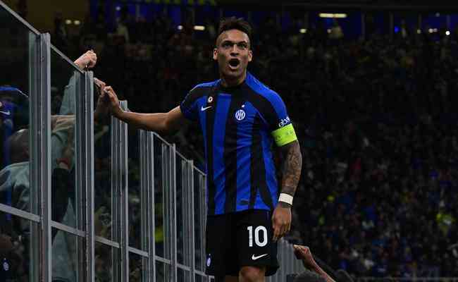 Lautaro Martnez comemora com a torcida o gol que classificou a Inter para a final da Champions
