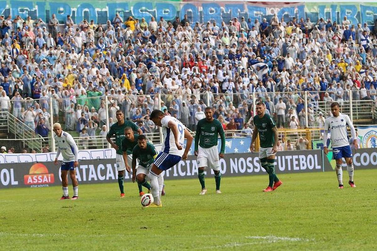 Fotos do jogo entre Caldense x Cruzeiro, no est�dio Ronald�o, em Po�os de Caldas, pela 7� rodada do Campeonato Mineiro