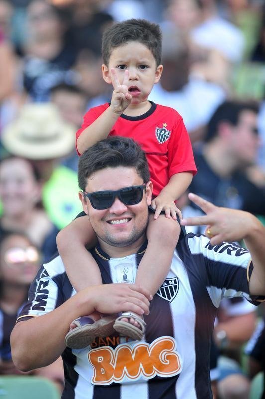Torcida do Atltico apoiou muito o time no Horto, em duelo contra o Corinthians, e tambm protestou contra anulao do gol de Rger Guedes, no primeiro tempo. Auxiliar viu toque de mo de Ricardo Oliveira antes do arremate final.