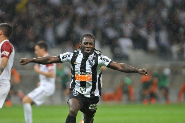 No segundo tempo, Char recebeu bola de Cazares e marcou o segundo do Atltico: 2 a 0