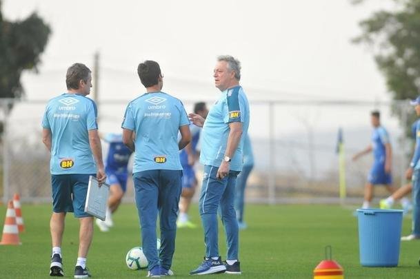 Fotos do primeiro treino de Abel Braga na Toca da Raposa II. Tcnico foi apresentado pelo Cruzeiro neste sbado e dirigir a equipe na segunda, s 20h, diante do Gois, no Serra Dourada, pela 22 rodada do Campeonato Brasileiro
