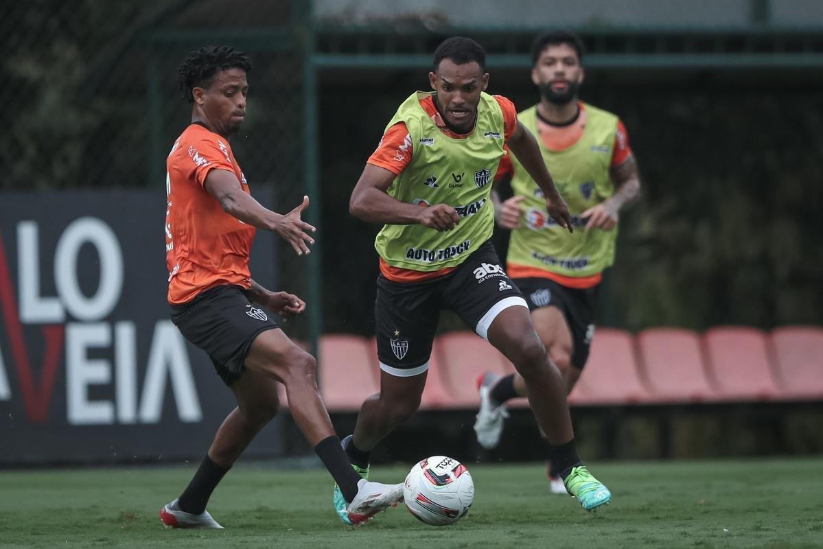 O Atltico realizou, nesta quinta-feira (10), a primeira atividade visando o clssico com o Amrica, vlido pela 5 rodada do Campeonato Mineiro. Com titulares em campo, o time de 'El Turco' Mohamed trabalhou para o confronto que ser disputado s 16h30 do sbado (12), no Estdio Independncia, em Belo Horizonte.