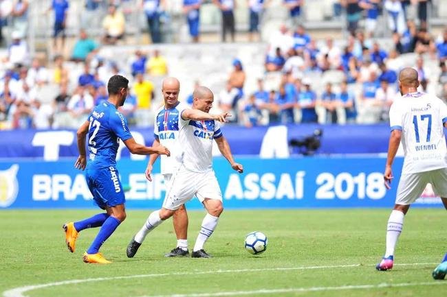 Cruzeiro: time campeo da Trplice Coroa de 2003 venceu equipe de masters por 2 a 1, neste domingo, em jogo festivo realizado no Mineiro