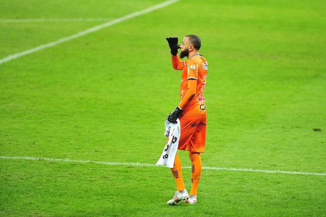 Goleiro Everson, do Atltico, foi heri na deciso por pnaltis contra o Boca Juniors ao defender duas cobranas e ao marcar o gol da classificao: 3 a 1 nas batidas alternadas aps 0 a 0 no tempo normal, no Mineiro.